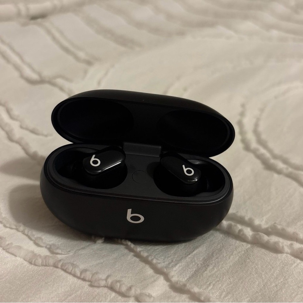 Beats by Dre Black Earbud Headphones - Picture 2 of 3